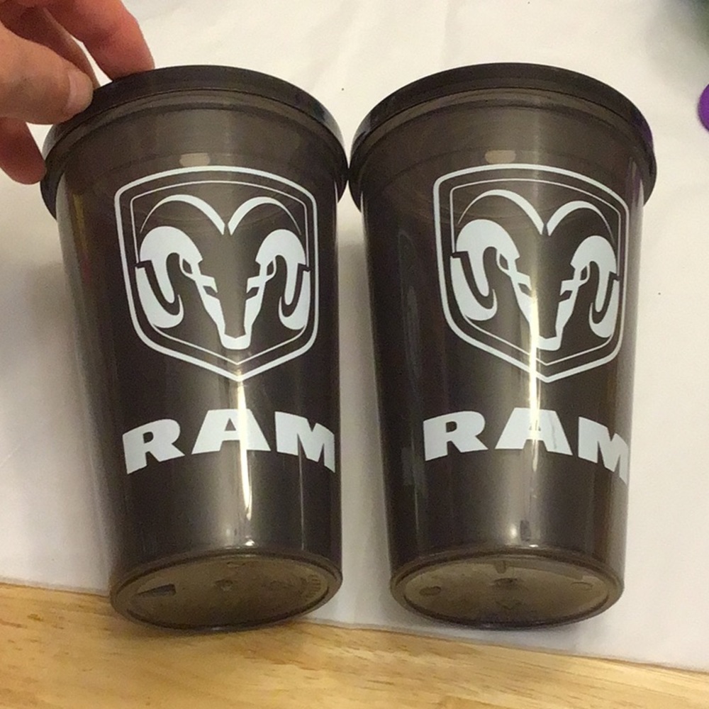 🛍️15/$10🛍️Cups w lids beverages, Dodge Ram